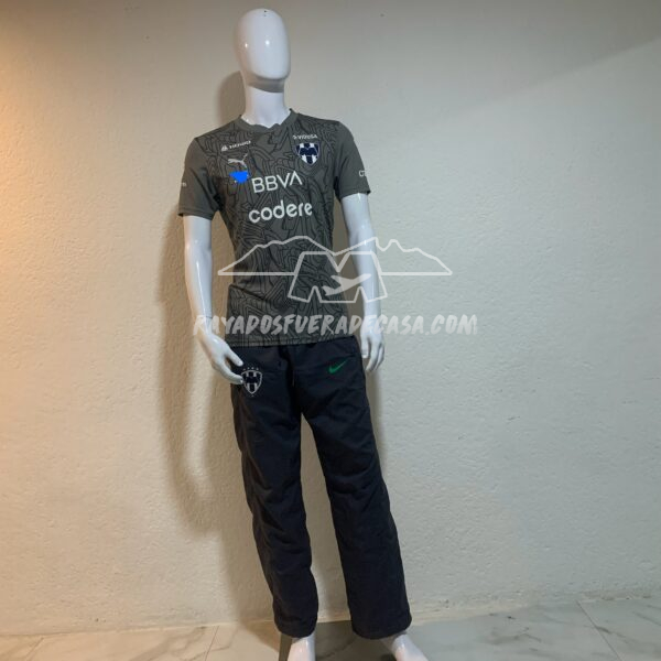 Playera de entrenamiento temporada 24-25 utilería