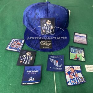 Gorra Azul Rayados con 7 parches intercambiables ajustable unitalla firmada