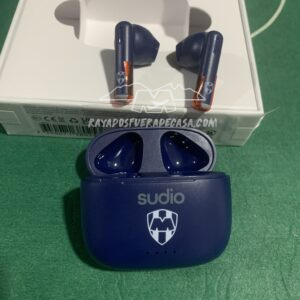 IMG_1506 Audífonos inalámbricos con escudo de Rayados