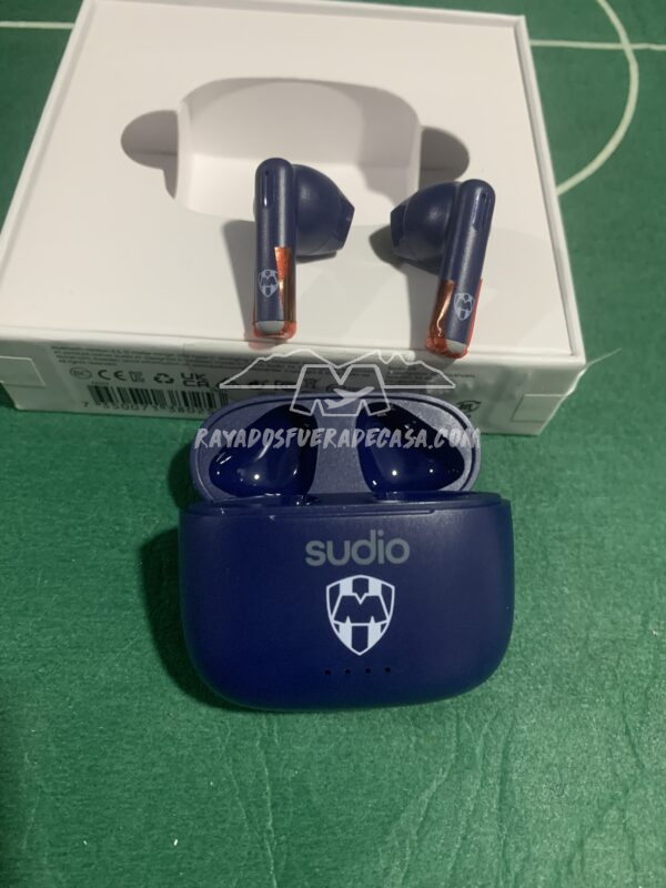 Audífonos inalámbricos con escudo de Rayados