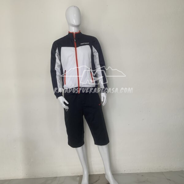 Jacket blanco-azul con vivos rojos