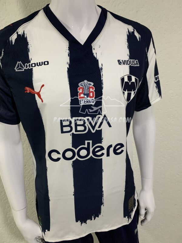 Jersey local temporada 25-26 utilería homenaje ETERNO SUAZO 26